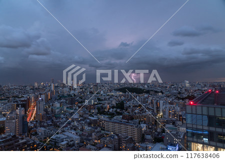 Tokyo: Sudden thunderstorms in Tokyo 117638406