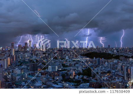 Tokyo: Sudden thunderstorms in Tokyo 117638409