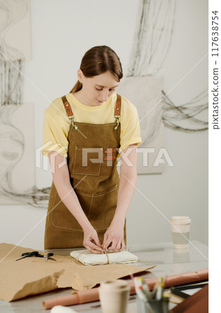 Tying thread bounding packed parcel 117638754