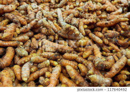 There is a lot of ginger root in the store. 117640492