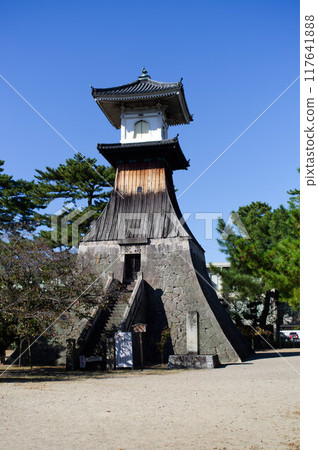 Blue sky and tall lanterns in Kotohira Town Blue sky and tall lanterns in Kotohira Town 117641888