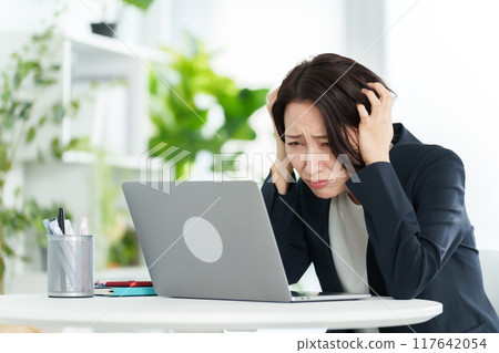 Computer trouble business woman Computer trouble business woman 117642054
