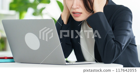 Computer trouble business woman 117642055