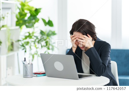 Computer trouble business woman 117642057