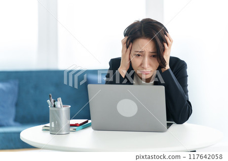 Computer trouble business woman 117642058