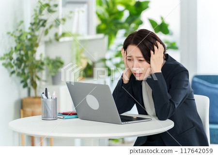 電腦出問題的女商人 117642059