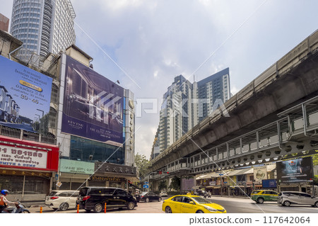 BTS Thonglor 站周圍的城市景觀,曼谷,泰國 / 曼谷,泰國 BTS Thonglor 站周圍的城市景觀,曼谷,泰國 / 曼谷,泰國 117642064