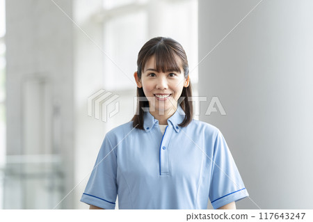 設施工作人員的照片中，一名 30 多歲的女性穿著藍色 Polo 衫對著鏡頭微笑 117643247