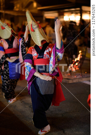 Women wearing straw hats and hem-stitched kimonos dancing at the Nishimonai Bon Odori Festival in Akita Prefecture, 2024 Women wearing straw hats and hem-stitched kimonos dancing at the Nishimonai Bon Odori Festival in Akita Prefecture, 2024 117643265