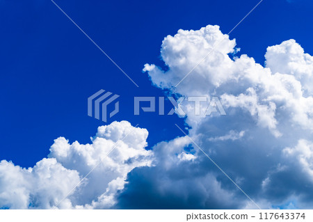 夏日天空升起的積雨雲 b-2 高色度對比 夏日天空升起的積雨雲 b-2 高色度對比 117643374