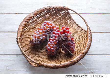 Red grapes Red grapes 117643792