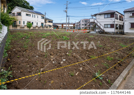 Land that was cleared after demolishing a vacant house in a residential area 117644146