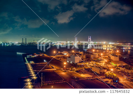 【神奈川縣】山下碼頭和海灣大橋的夜景 【神奈川縣】山下碼頭和海灣大橋的夜景 117645832