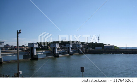 Niigata Ozeki Bridge at the mouth of the Sekiya Diversion Channel 117646265