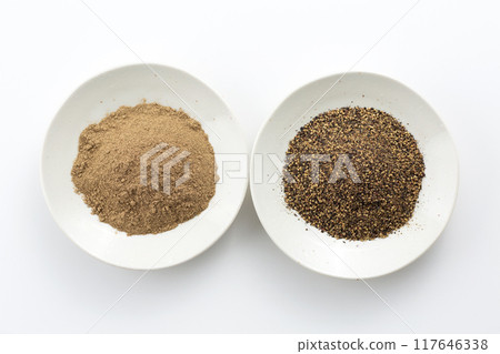 Black pepper and white pepper (black pepper and white pepper) Black pepper and white pepper (black pepper and white pepper) 117646338