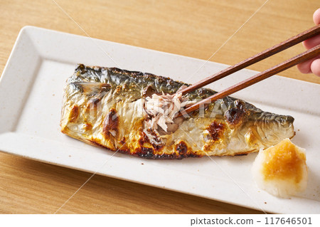 與鹽的烤鯖魚 與鹽的烤鯖魚 117646501