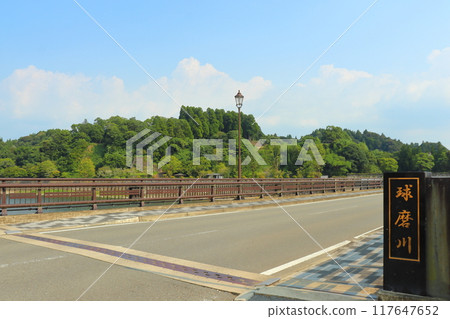 The ruins of Hitoyoshi Castle as seen from Mizunotebashi Bridge crossing the Kuma River (Hitoyoshi City, Kumamoto Prefecture) 117647652