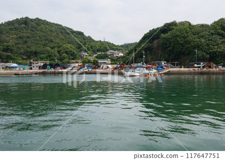 平靜的海島港口風光 117647751