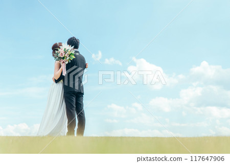 新娘和新郎有空背景（婚禮、婚禮儀式、新娘、外景照片、照片婚禮） 117647906