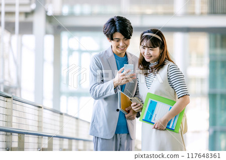 操作智能手機的男人和女人 117648361