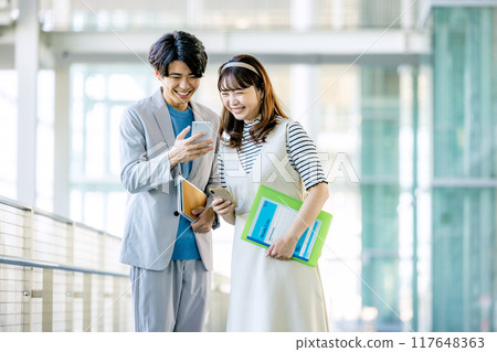 操作智能手機的男人和女人 117648363
