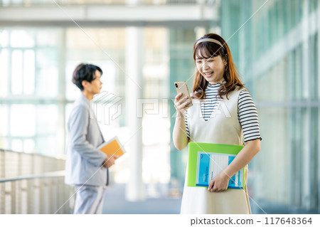有智能手機的女大學生 117648364