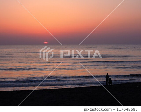 天邊的夕陽和沙灘上的兩個人 天邊的夕陽和沙灘上的兩個人 117648683