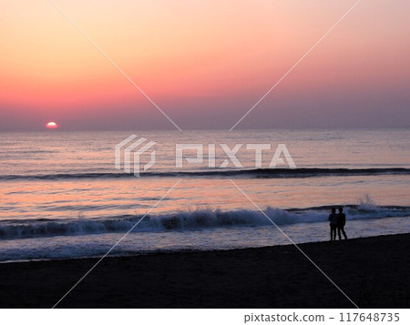 天邊的夕陽和沙灘上的兩個人 天邊的夕陽和沙灘上的兩個人 117648735