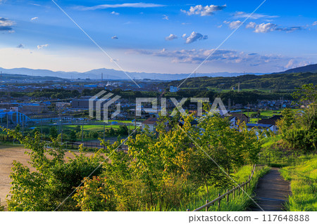 京都府最南端的木津川市,從山上俯瞰木津町的夜景 夕陽西下,木津町#6 被夕陽照亮。 京都府最南端的木津川市,從山上俯瞰木津町的夜景 夕陽西下,木津町#6 被夕陽照亮。 117648888