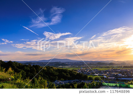 京都府最南端的木津川市，從山上眺望木津町的夜景 夕陽照耀下的木津町#14。 117648896