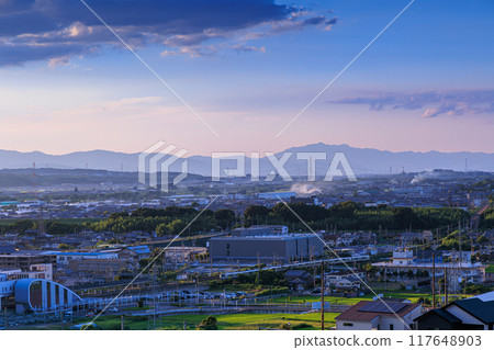 京都府最南端的木津川市,從山上俯瞰木津町的夜景 夕陽西下,木津町 #20 被夕陽照亮。 京都府最南端的木津川市,從山上俯瞰木津町的夜景 夕陽西下,木津町 #20 被夕陽照亮。 117648903