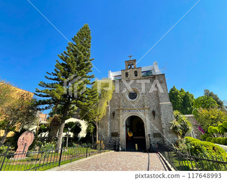 A sinking church in Mexico's Basilica of Guadalupe 117648993