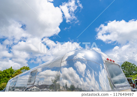 藍天倒映在露營拖車Airstream鋁製流線型車身上 117649497