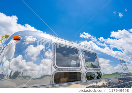 藍天倒映在露營拖車Airstream鋁製流線型車身上 117649498