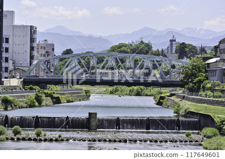 西川大橋的春天景色 西川大橋的春天景色 117649601