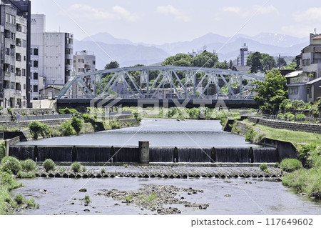 西川大橋的春天景色 西川大橋的春天景色 117649602