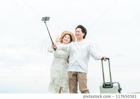 Couples who take selfies using smartphones while traveling, YouTubers, video distribution, SNS, influencers, travel Couples who take selfies using smartphones while traveling, YouTubers, video distribution, SNS, influencers, travel 117650381