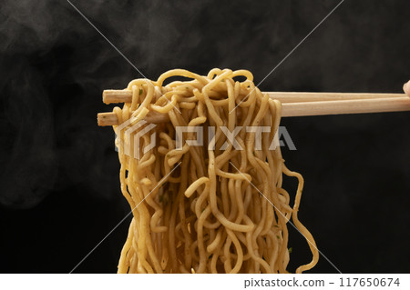 Yakisoba, cup yakisoba, pick it up with chopsticks 117650674