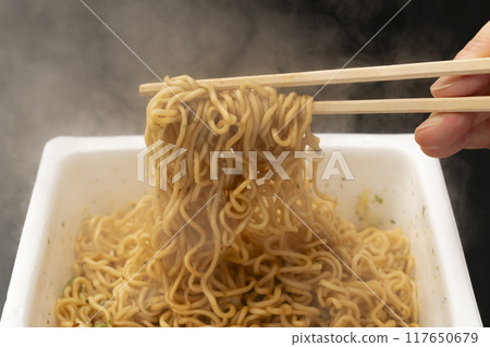 炒麵杯 用筷子提起炒麵 117650679