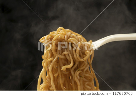 炒麵杯 用塑膠叉子提起炒麵 117650763