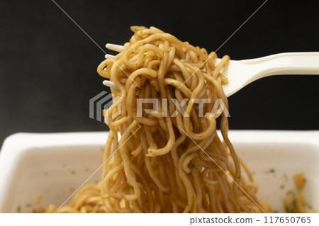 炒麵杯 用塑膠叉子提起炒麵 炒麵杯 用塑膠叉子提起炒麵 117650765