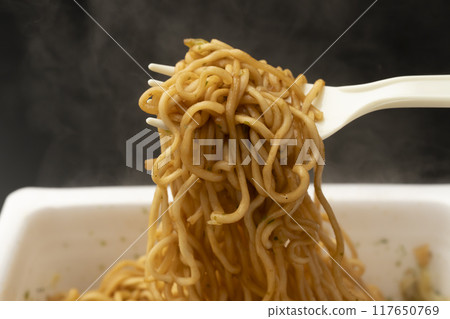 炒麵杯 用塑膠叉子提起炒麵 炒麵杯 用塑膠叉子提起炒麵 117650769