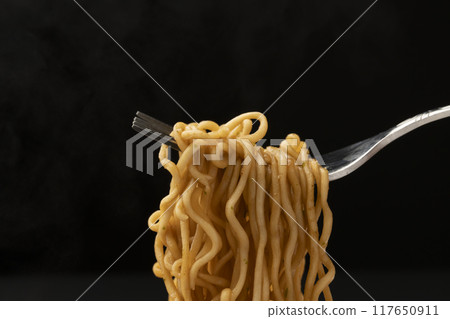 炒麵杯 用叉子提起炒麵 117650911