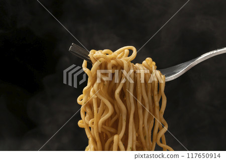 Yakisoba, cup yakisoba, lift with a fork 117650914
