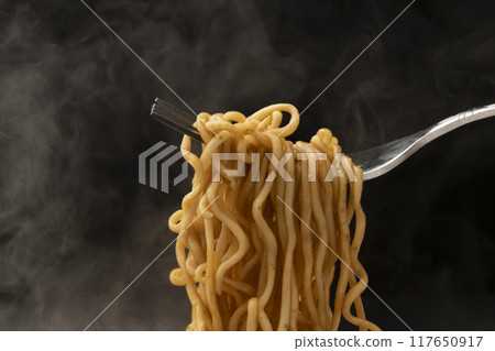Yakisoba, cup yakisoba, lift with a fork 117650917