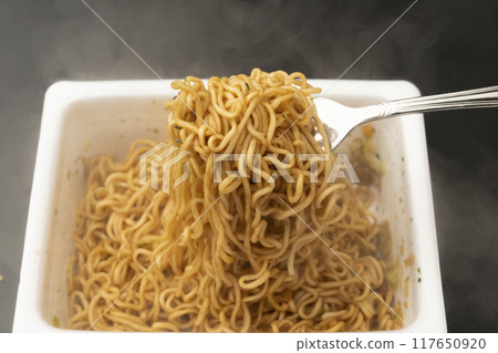 炒麵杯 用叉子提起炒麵 117650920