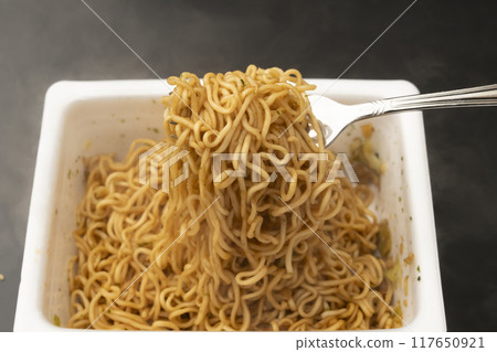 炒麵杯 用叉子提起炒麵 117650921
