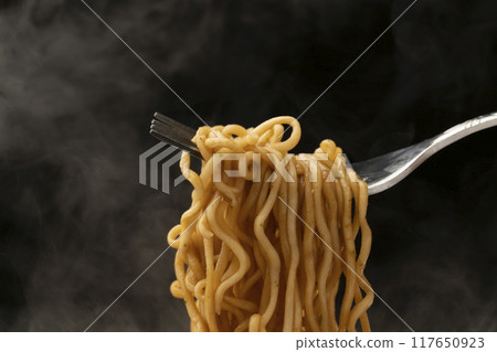 Yakisoba, cup yakisoba, lift with a fork 117650923