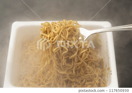 Yakisoba, cup yakisoba, lift with a fork 117650930