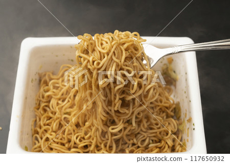 炒麵杯 用叉子提起炒麵 炒麵杯 用叉子提起炒麵 117650932